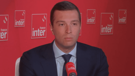 Violences urbaines : "Si on ne donne pas le sentiment d'une fermeté" pénale, "on continuera de voir des violences sur notre sol", estime Jordan Bardella
              Après les violences urbaines qui ont suivi la mort de Nahel, le président du Rassemblement National demande sur France Inter "une réponse pénale immédiate dès le premier larcin. L'eurodéputé accuse l'exécutif "de ne pas agir" face aux émeutes.