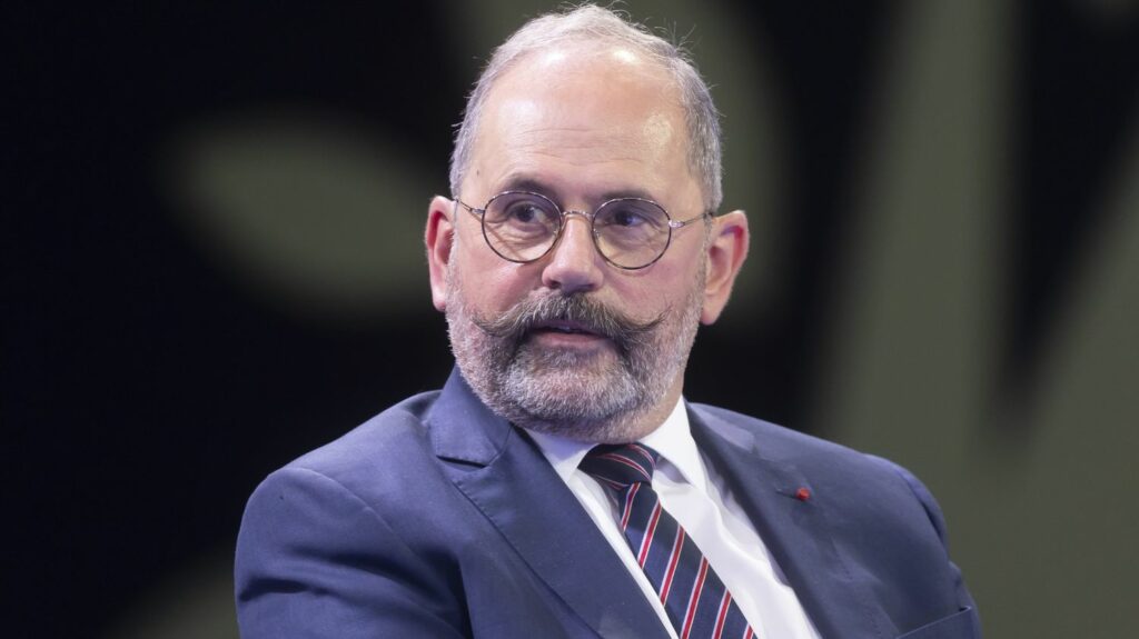 Violences urbaines : le coût des dégradations estimé à "plusieurs centaines de millions d'euros" par l'Association des maires de France
              Pour Philippe Laurent, vice-président de l'AMF, les dégradations des derniers jours sur les commerces ou les bâtiments publics pourraient coûter entre 300 et 400 millions d'euros.