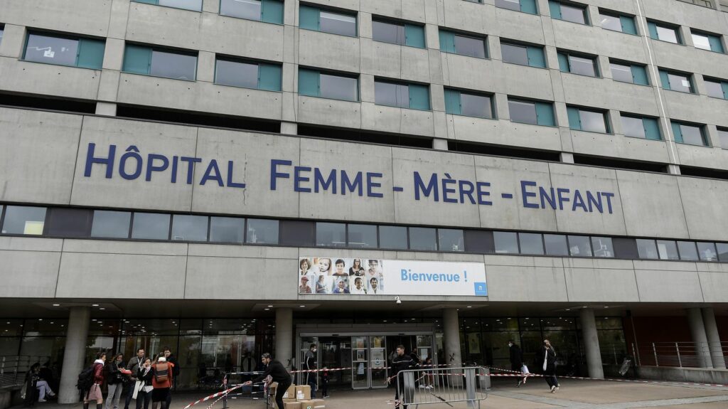 Rhône : deux hommes proches de l'ultradroite mis en examen pour violences volontaires soupçonnés d'avoir voulu s'en prendre à des étrangers
              Les deux hommes sont suspectés d'avoir volontairement percuté le véhicule d'un père et de sa fille à Bron samedi 1er juillet.