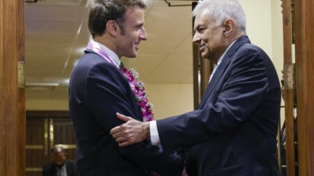 Visite d’Emmanuel Macron au Sri Lanka : Le Chef de l’Etat confronte la montée de la Chine, dit l’historien Éric Paul Meyer Emmanuel Macron au Sri Lanka : "La montée de la puissance chinoise" au cœur de cette visite du chef de l'Etat, selon l'historien Éric Paul Meyer
Emmanuel Macron est en visite au Sri Lanka dans la nuit de vendredi à samedi 29 juillet. C'est la première fois qu'un président français est en visite sur l'île, située au sud de l'Inde.