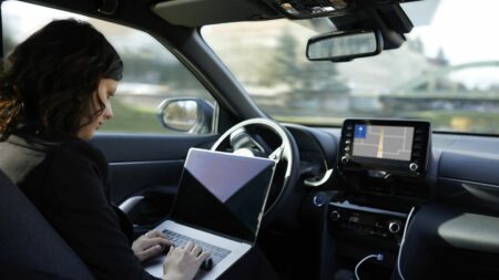 Les grands défis technologiques. La voiture autonome : un jour, peut-être
              L’un des grands défis technologiques des prochaines années, c’est la voiture autonome : une voiture qui se passe de conducteur et qui vous emmènera, toute seule, en vacances ou au bureau.
