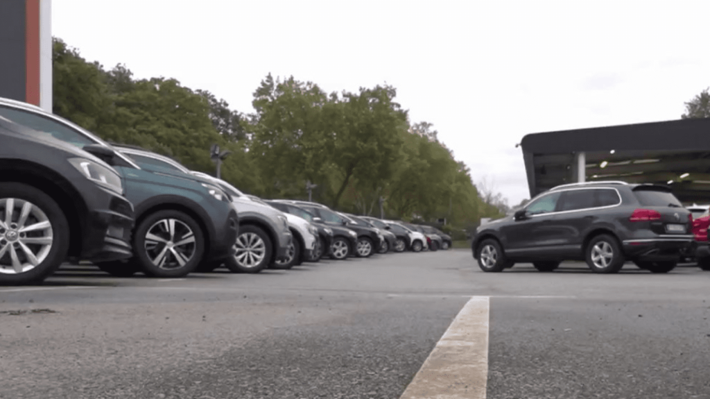 Voitures électriques : bientôt accessibles pour tous à 100 euros par mois
              C’est un engagement de campagne d’Emmanuel Macron : permettre aux ménages aux revenus modestes de louer une voiture électrique pour 100 euros par mois, pas plus. Voici plus d’éléments sur les conditions à remplir et les voitures concernées.