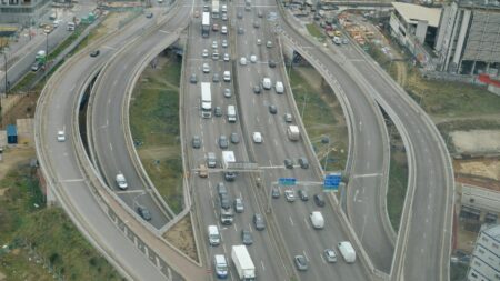 Grand Paris : la Zone à faibles émissions encore reportée, cette fois à début 2025
              La ZFE du Grand Paris est la plus grande de France avec 7,2 millions d'habitants. 380 000 véhicules polluants sont concernés.