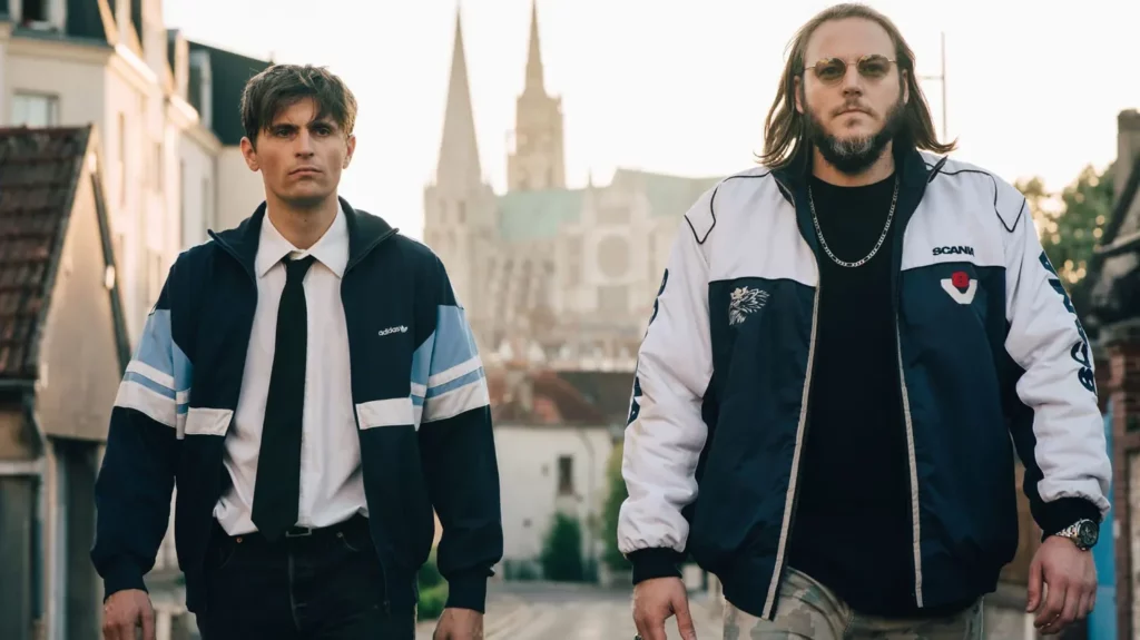 "Cash" de Jérémie Rozan, une pépite de film de braquage à la française, fait déjà un carton sur Netflix
              Porté par Raphaël Quenard, un acteur en pleine ascension à la gouaille inimitable, "Cash" navigue entre film à suspense et comédie franchouillarde, sur fond de lutte des classes. Drôle et bien rythmé, ce premier long-métrage de Jérémie Rozan est à voir sur Netflix de toute urgence.