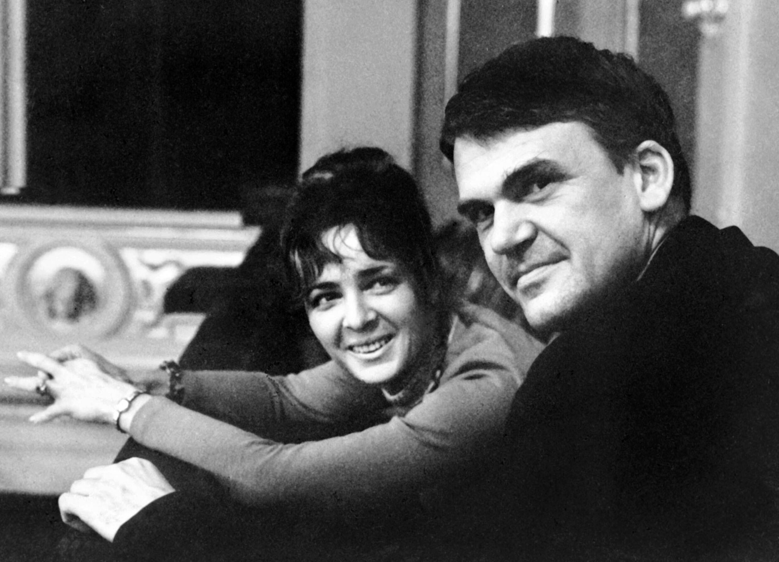 Milan Kundera et sa femme Vera, à Prague, le 14 octobre 1973.