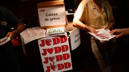 Le journal du dimanche français met fin à la grève alors qu'un rédacteur d'extrême droite prend la barre