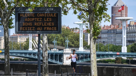 La France émet une "alerte rouge" face à la canicule dans les régions du sud