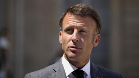 Macron envisage de recourir au référendum pour sortir de l'impasse politique