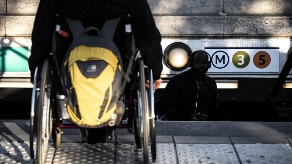 L'accès des personnes handicapées à Paris, une inquiétude à un an des Jeux Paralympiques