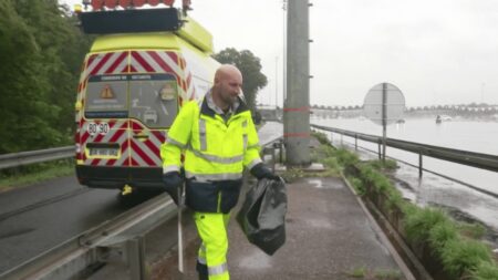 Autoroutes : 25 tonnes de déchets y sont ramassées chaque jour
                  En voiture, des mauvais comportements persistent. Selon une étude dévoilée le 28 juillet, un automobiliste français sur 4 reconnaît jeter ses déchets par la fenêtre sur l'autoroute. Chaque jour, 25 tonnes de déchets sauvages sont en moyenne ramassées le long des voies.