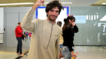 Expulsé du Sénégal, l'avocat franco-espagnol Juan Branco a atterri en France
                  L'avocat ne s'est pas exprimé devant la presse. Il s'est engouffré dans un taxi dès sa sortie de l'aéroport de Paris-Charles-de-Gaulle.