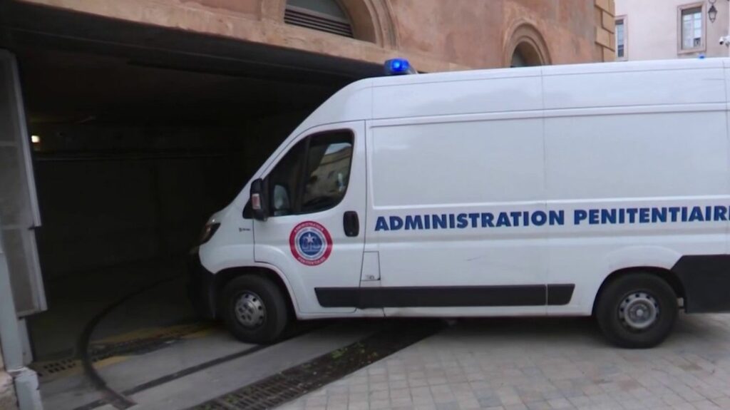 Violences sur Hedi à Marseille : le policier mis en cause a reconnu avoir effectué un tir de LBD
                  Jeudi 3 août, lors de l’audience qui devait décider de sa remise en liberté, le policier accusé de violences sur Hedi a reconnu avoir fait usage de son arme le soir des faits.
