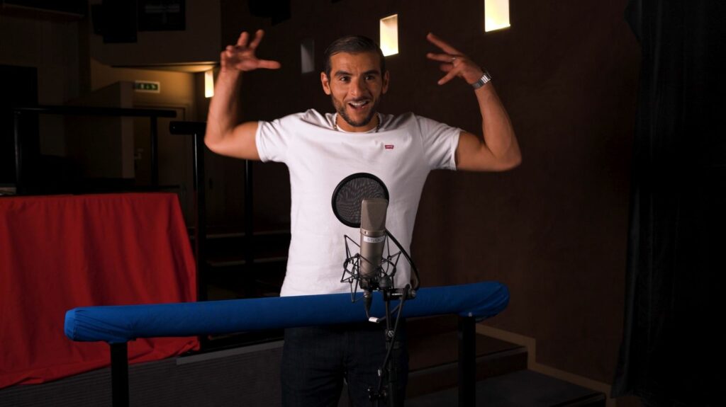 "J'ai adoré et j'adorerais le refaire" : le rappeur Fianso évoque ses premiers pas dans le doublage avec "Ninja Turtles : Teenage Years"
              Sofiane Zermani, plus connu sous le nom de Fianso, prête sa voix au personnage "Superfly" dans le nouveau film "Ninja Turtles : Teenage Years" en salles le 9 août. Une première expérience de doublage qu'il aimerait renouveler. Rencontre.