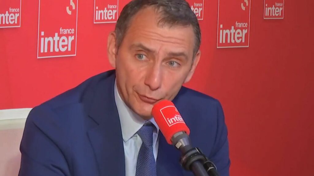 Carburant : Laurent Jacobelli, député RN, relance l'idée d'une TVA à 5,5% pour arrêter "de prendre les automobilistes pour des vaches à lait"
                  "L'État n'a pas à s'engraisser sur le malheur des Français", lance le porte-parole du Rassemblement national.