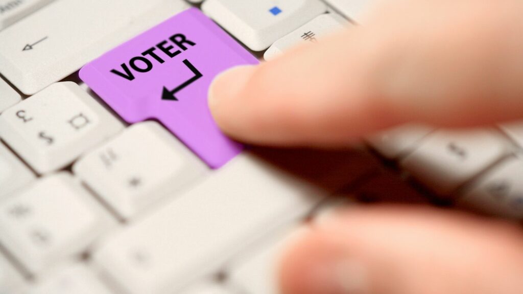 Les grands défis technologiques de demain : voter via Internet
                  Le défi technologique du jour, c’est le vote électronique : la possibilité de participer, à distance, via Internet, à une élection. En France, on en est encore au stade de l’expérimentation contrairement à l’Estonie où le vote électronique existe depuis presque 20 ans.