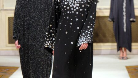 Abaya : Détails sur ce vêtement interdit dans les écoles à la rentrée, au coeur des frictions sur la laïcité "Robe longue", "kimono"... Qu'est-ce qu'une abaya, ce vêtement qui va être interdit dans les écoles à la rentrée ?
Cette robe longue et ample est, avant même la rentrée des classes, au cœur des frictions autour de la laïcité. Mais de quoi parle-t-on exactement ? Nous avons posé la question à des spécialistes.