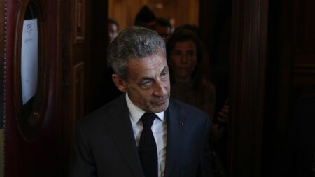 Affaire de financement libyen: Sarkozy jugé en 2025, selon Fabrice Arfi, aboutissement de lutte anti-délinquance Soupçons de financement libyen : "C'est un aboutissement pour la lutte contre la délinquance en col blanc", estime le journaliste Fabrice Arfi
Dans l'affaire des soupçons de financement libyen de sa campagne présidentielle de 2007, Nicolas Sarkozy sera jugé en 2025, notamment pour association de malfaiteurs. L'ex-chef d'État "est notre Donald Trump français" avec "moins de vulgarité", juge le journaliste Fabrice Arfi qui a révélé l'affaire.
