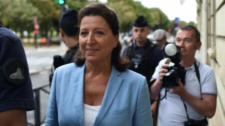Agnès Buzyn publie son journal de début du Covid-19, « Journal, janvier-juin 2020 » le 27 septembre L'ex-ministre de la Santé Agnès Buzyn va publier le journal qu'elle a tenu au début du Covid-19
Avec presque 500 pages, "Journal, janvier-juin 2020" doit paraître le 27 septembre, a annoncé l'éditeur dans un communiqué.