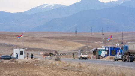 Anne Hidalgo, Xavier Bertrand, Bruno Retailleau se joignent à convoi humanitaire pour Haut-Karabakh Haut-Karabakh : Anne Hidalgo, Xavier Bertrand et Bruno Retailleau vont se joindre à un convoi humanitaire
L'Azerbaïdjan, qui dispute ce territoire à l'Arménie, bloque ce corridor depuis maintenant plusieurs mois.
