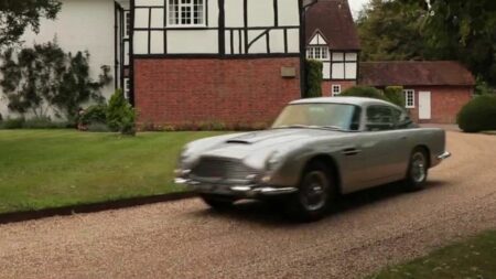 Automobile : la plus mythique des voitures anglaises
              L'Aston Martin, voiture britannique, fête cette année ses 60 ans. Retour sur cette marque qui a marqué plusieurs générations.