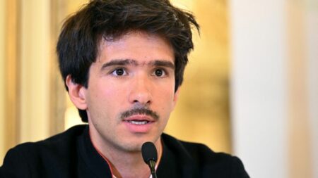 Sénégal : Juan Branco, avocat français de l'opposant Ousmane Sonko, a été arrêté
              Il a été interpellé après plusieurs jours à tenter de fuir les autorités sénégalaises.
