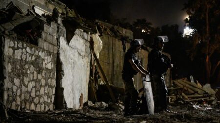 Ils ont fait l'actu du mardi 15 août 2023. Flore Tercero, avocate lors de l'opération Wuambushu, n'est pas revenue indemne de son expérience à Mayotte
              Spécialiste du droit des étrangers depuis 25 ans, l'avocate toulousaine Flore Tercero a représenté des habitants menacés d'expulsion lors de l'opération Wuambushu au printemps dernier, face à ce qu'elle qualifie d'une machine de guerre.