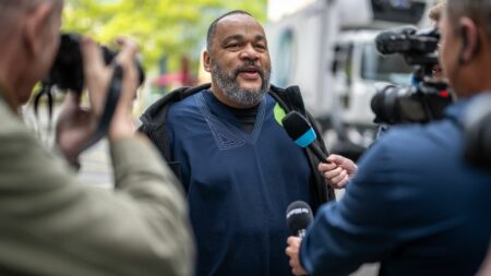 Après Lyon, Toulouse, Montpellier et Paris, la ville de Besançon interdit à son tour un spectacle de Dieudonné
              L'humoriste "fait l'objet de nombreuses condamnations en pénal pour avoir tenu des propos négationnistes", se justifie la maire EELV de Besançon, Anne Vignot.
