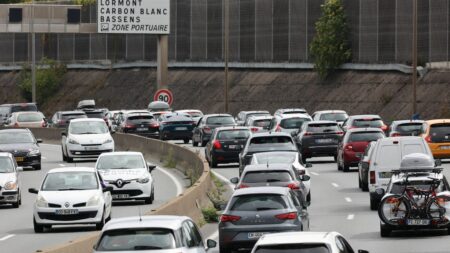 Départs en vacances : Bison futé prévoit un samedi rouge sur les routes
              Vendredi, la circulation sera classée orange sur l'ensemble de l'Hexagone dans le sens des départs et rouge sur le pourtour méditerranéen dans le sens des retours.