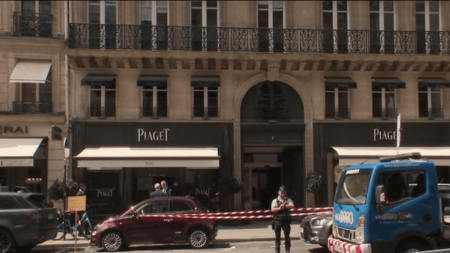 Paris : nouveau braquage dans une bijouterie de luxe
              À Paris, trois malfaiteurs ont braqué la bijouterie Piaget, mardi 1er août. Le montant de leur butin est estimé entre 10 et 15 millions d’euros.
