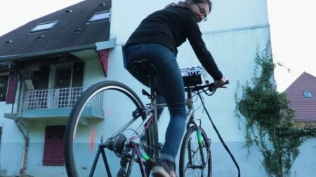 Cinéma : une séance nocturne à la force des mollets
              À travers la France, l'association Cinécyclo propose des séances de cinéma en plein air et autonomes en énergie, réalisées grâces à l'électricité produite en pédalant sur un vélo.