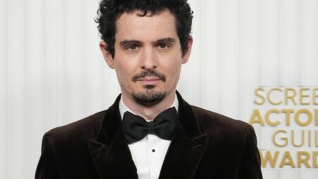 Mostra de Venise : le président du jury Damien Chazelle espère que du "bon" sortira de la grève à Hollywood
                  La 80e édition du festival, qui s'ouvre mercredi soir, s'annonce perturbée par la grève des professionnels du cinéma. Plusieurs stars attendues ont décliné l'invitation, en soutien aux manifestants.