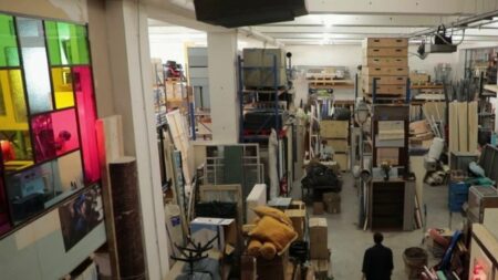 Cinéma : à la découverte d'un entrepôt de recyclage de décors
              Les entrepôts de recyclage des décors de cinéma se multiplient en France afin d'inciter à un cinéma plus respectueux de l'environnement. Les professionnels peuvent y louer des décors d'autres films afin de leur donner une seconde vie.