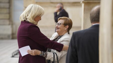 Députée RN Gisèle Lelouis: Immigration coûte-t-elle vraiment 54 milliards d’euros/an à la France? VRAI OU FAUX. L'immigration coûte-t-elle 54 milliards d'euros à la France chaque année, comme l'affirme la députée RN Gisèle Lelouis
La députée Rassemblement national Gisèle Lelouis assure que l'immigration coûte près de 54 milliards d'euros par an à la France. Mais ce chiffre est plutôt faux car il est largement surestimé.