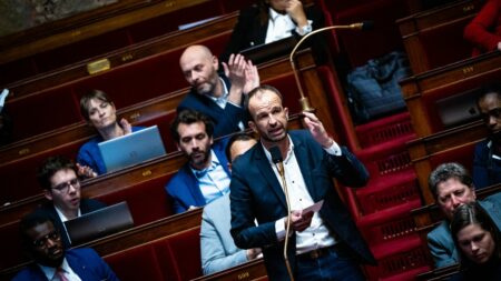 Divisions à gauche sur l’interdiction de l’abaya à l’école, point d’équilibre difficile à trouver Port de l'abaya : divisée sur son interdiction à l'école, la gauche a du mal à trouver le point d'équilibre
Pour le Parti socialiste et le parti communiste, il s'agit de défendre la laïcité. Pour les insoumis et quelques écologistes, cette mesure stigmatise les musulmans.