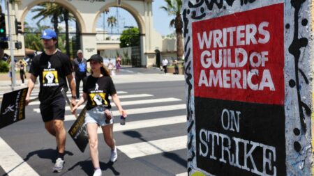 Grève à Hollywood : nouvel échec des négociations entre patrons de studios et scénaristes
              Une réunion s'est tenue ce mardi 23 août entre le syndicat des scénaristes et les grands patrons des studios. Celle-ci s'est soldée par un nouvel échec des négociations, les scénaristes ont dénoncé l'accord unilatéral qui leur a été proposé.