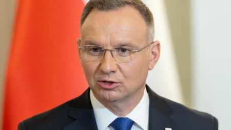 Élections législatives en Pologne le 15 Octobre : 460 députés et 100 sénateurs à élire Pologne : le président Duda annonce que les élections législatives auront lieu le 15 octobre
Les Polonais se rendront aux urnes pour élire 460 députés et 100 sénateurs.