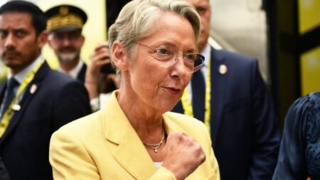 Elisabeth Borne, le « Phénix » de la politique, renforce après émeutes et réforme des retraites "La Première ministre, c'est un phénix" : le retour en force d’Elisabeth Borne
Beaucoup la disaient fragilisée, voire menacée, après la réforme des retraites et les émeutes, et voilà Elisabeth Borne, confortée dans sa position de cheffe de la majorité, qui multiplie les déplacements pour préparer sa rentrée.