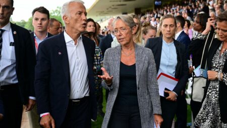 Elisabeth Borne promet au Medef aucune hausse d’impôts pour les entreprises, suppression progressive de la CVAE Devant le Medef, Elisabeth Borne assure qu'il "n'y aura pas de hausses d'impôts", notamment pour les entreprises
La Première ministre a défendu la politique de l'offre et confirmé la disparition progressive de la CVAE, un impôt de production, "le plus tôt possible" en fonction de l'état des finances publiques.