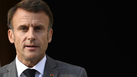 Emmanuel Macron cherche consensus, réunit forces politiques au Parlement ce mercredi Politique : Emmanuel Macron réunira mercredi les forces politiques représentées au Parlement
Le chef de l'État va réunir mercredi prochain les forces politiques représentées au Sénat et à l'Assemblée nationale afin de "trouver des sujets de consensus".