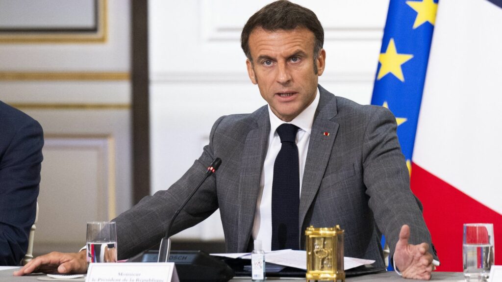 Référendum : les conditions pour y recourir, comme Emmanuel Macron a annoncé l'envisager
                  Dans une interview jeudi au "Point", Emmanuel Macron annonce qu'il va réunir la semaine prochaine "toutes les forces politiques représentées" au Parlement. Le chef de l'État indique qu'il "compte bien" avoir "recours" au référendum sur certains projets qui émaneront de ces discussions.