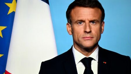 Emmanuel Macron face à une rentrée pleine d’inconnues: absence de majorité, ambitions personnelles, initiative d’ampleur Absence de majorité, "initiative d'ampleur" et ambitions personnelles... La rentrée à multiples inconnues d'Emmanuel Macron
Le Conseil des ministres de rentrée se tient ce mercredi, présidé par Emmanuel Macron. Avec cette rentrée, le gouverment fait face à la même équation : celle d'avancer, mais sans majorité.