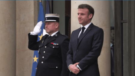 Emmanuel Macron prépare rentrée politique à Bormes-les-Mimosas pour discours du 17 août Emmanuel Macron : depuis Bormes-les-Mimosas, le Président prépare sa rentrée politique
Jeudi 17 août, Emmanuel Macron prononcera un discours en marge des célébrations organisées pour les 79 ans de la libération de la ville de Bormes-les-Mimosas. Que va-t-il en ressortir ? Éléments de réponse avec le journaliste Hugo Capelli, présent sur place.