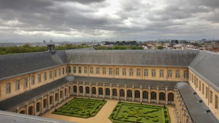 Emmanuel Macron rencontre les responsables des partis à l’école de la Légion d’honneur, Saint-Denis La rencontre entre Emmanuel Macron et les responsables des partis aura lieu à l'école de la Légion d'honneur de Saint-Denis
Le choix de cette école créée en 1809 et située près de la basilique de Saint-Denis a une "valeur symbolique", celle de la "méritocratie", a fait valoir Olivier Véran lundi sur BFMTV.