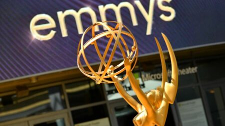 Grève à Hollywood : les Emmy Awards 2023 reportés à mi-janvier 2024
                  La 75e cérémonie des Emmy Awards, qui récompensent les meilleures séries et émissions de télévision, devait initialement se tenir à Los Angeles en septembre 2023.