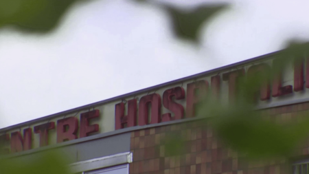 Vosges : enquête sur l’hôpital de Remiremont après plusieurs décès
              L'hôpital de Remiremont est au cœur de plusieurs enquêtes après le décès de multiples patients. La dernière plainte, la huitième, concerne une femme admise pour deux côtes cassées qui est morte par la suite d’une infection.