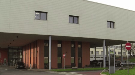 Vosges : enquête sur l'hôpital de Remiremont au cœur d'une polémique après plusieurs morts
              C'est un hôpital au cœur de nombreuses plaintes de familles de malades. Une huitième plainte pour homicide involontaire vient d’être déposée contre l’hôpital de Remiremont dans les Vosges.