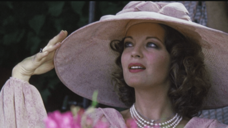 Cinéma : une exposition à Cannes retrace le parcours de Romy Schneider
              Dans le sud de la France, à Cannes, une exposition est consacrée à Romy Schneider. L'actrice affiche une des filmographies les plus riches de l’histoire du cinéma. Retour sur le parcours d’une icône.