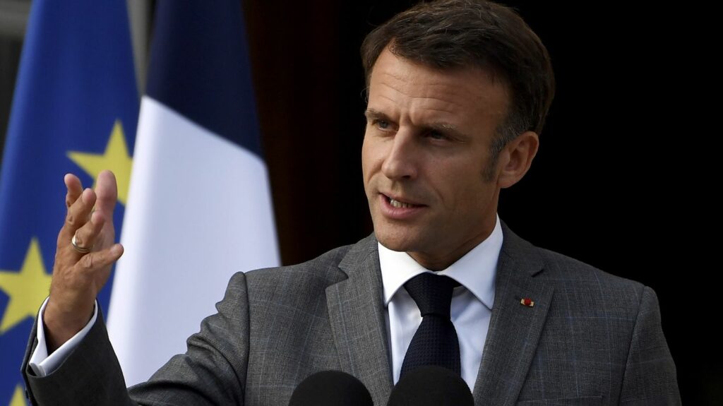ÉDITO. Fin de l'été : l'exécutif peut souffler (un peu)
                  C'est une période traditionnellement délicate, mais que l'exécutif a su passer sans vague cette fois-ci : l'été politique touche à sa fin, sans mauvaise polémique. Emmanuel Macron peut donc souffler un coup, avant une rentrée qui s'annonce déjà complexe.