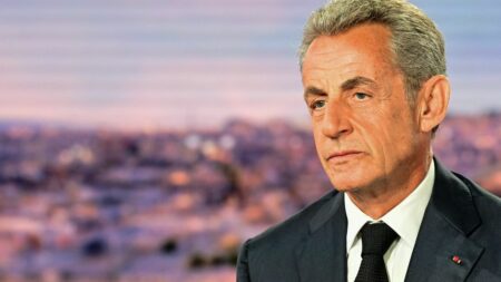 Financement libyen présumé: jugement de Sarkozy en 2025, 12 autres personnes aussi jugées Soupçons de financement libyen de la présidentielle de 2007 : Nicolas Sarkozy sera jugé en 2025, annonce le procureur national financier
Douze autres personnes seront également jugées aux côtés de l'ancien président de la République, a annoncé vendredi le procureur national financier