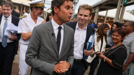 Gabriel Attal s’excuse pour sa « formulation maladroite » sur l’immigration Mahoraise à La Réunion Gabriel Attal présente ses excuses après une "formulation maladroite" sur les personnes originaires de Mayotte
Lors d'une visite jeudi dans une école primaire de La Réunion, le ministre de l'Education nationale a évoqué une "immigration importante" des Mahorais, avant de revenir sur ses propos vendredi.